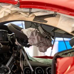 Unfallschaden an einem Auto.
